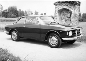 Alfa Romeo Giulia Sprint GT (1966) - Seitenansicht