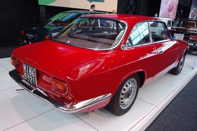 Alfa Romeo Giulia Sprint GT Veloce (1966) – Alfa Romeo Storico in der Autoworld Brüssel 2022 (1966)