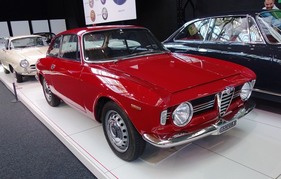 Alfa Romeo Giulia Sprint GT Veloce (1966) – Alfa Romeo Storico in der Autoworld Brüssel 2022 (1966)