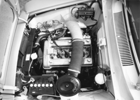 Alfa Romeo Giulia Sprint GT Veloce (1966) - Blick in den Motorraum