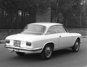 Alfa Romeo Giulia Sprint GT Veloce (1966) - am Heck wurden während der gesamten Bauzeit nur dezent Änderungen angebracht