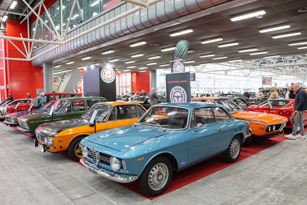 Alfa Romeo Giulia Sprint GT Veloce (1966) - italienische und deutsche Klassiker bunt gemacht - 42. Auto e Moto d'Epoca 2025