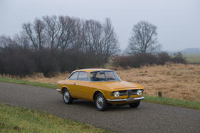 Alfa Romeo Giulia Sprint GT Veloce (1967) - als Lot 311 an der Bonhams Versteigerung "Les grandes marques du monde au Grand Palais" in Paris 2017