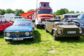 Alfa Romeo Giulia Sprint GT von 1964 (Produktionsbeginn war im September 1963) neben einem VW 181 von 1968 – Bockhorner Oldtimermarkt 2025