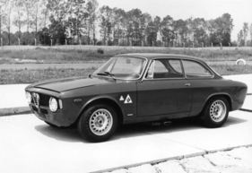 Alfa Romeo Giulia Sprint GTA (1966) - der seitliche Auspuff zeigt, dass die Rennstrecke das Ziel ist