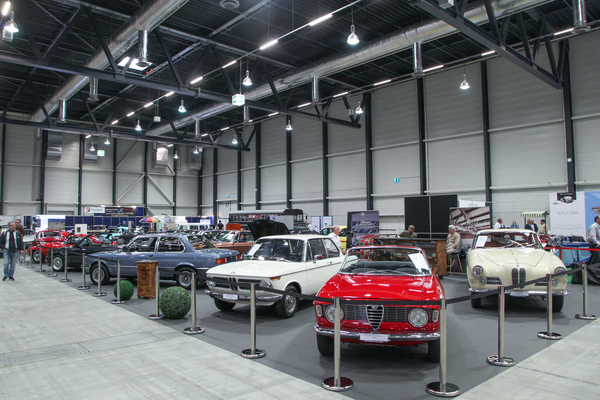 Bild Alfa Romeo Giulia Sprint GTC inmitten von BMW-Klassikern auf dem Stand von Eberhart - Swiss Classic World Luzern 2021