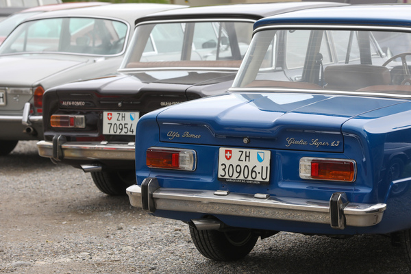 Alfa Romeo Giulia Super 1.3 (1968) - neben Brüderchen, beide mit dem berühmten Knick im Kofferraumdeckel - Albisgütli Classic Cars & Bikes April 2023