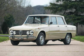 Alfa Romeo Giulia Super 1.3 Saloon (1972) - als Lot 425 an der Silverstone Auctions Race Retro Versteigerung 2021