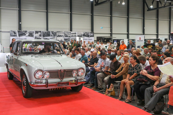 Alfa Romeo Giulia Super 1600 "Bollino Oro" (1966) - als Lot 26 an der Swiss Classic World Versteigerung der Oldtimer Galerie Toffen in Luzern am 3. Juni 2023