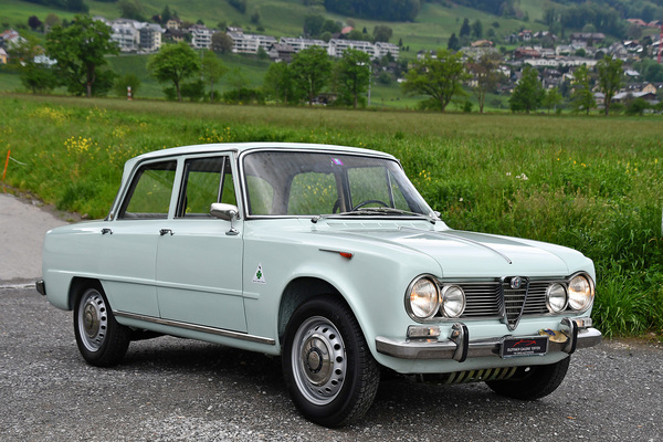 Alfa Romeo Giulia Super 1600 "Bollino Oro" (1966) - als Lot 26 angeboten an der Swiss Classic World Versteigerung der Oldtimer Galerie Toffen in Luzern am 3. Juni 2023