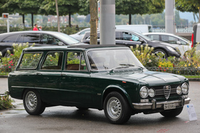 Alfa Romeo Giulia Super "Grazzia" (1970) - nur etwa 50 wurden mit voll verglastem Passagierraum gebaut - am ZCCA 2016