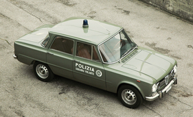 Alfa Romeo Giulia Super 'Polizia' (1966) - angeboten als Lot 03 an der RM Auction Paris am 5. Februar 2014 Alfa Romeo Giulia Super 'Polizia' (1966) - angeboten als Lot 03 an der RM Auction Paris am 5. Februar 2014