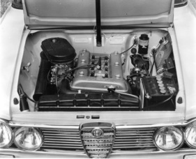 Alfa Romeo Giulia TI (1962) - mit dem 1,6-Liter-Motor mit zwei obenliegenden Nockenwellen, aber einem Vergaser - das Alfa-Zeichen blieb am Kühler (1962)