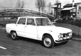Alfa Romeo Giulia TI (1963) - Doppelscheinwerfer und viel Chrom vorne