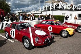 Alfa Romeo Giulia TZ (1964) – Alfa Romeo stand im Zentrum der Fahrzeugparaden – Goodwood Revival 2025
