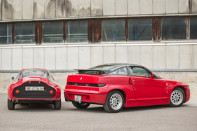 Alfa Romeo Giulia TZ1 (1964) und Alfa Romeo SZ (1990) - in dieser Perspektive wirkt der gar nicht so viel grössere SZ besonders massig im Vergleich zum TZ1 Alfa Romeo Giulia TZ1 (1964) und Alfa Romeo SZ (1990) - in dieser Perspektive wirkt der gar nicht so viel grössere SZ besonders massig im Vergleich zum TZ1