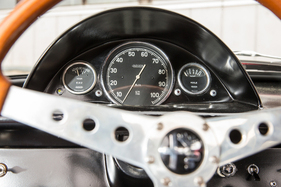 Alfa Romeo Giulia TZ1 (1964) - vor dem Fahrer der grosse Drehzahlmesser, der bis zu 10'000 U/min anzeigen kann