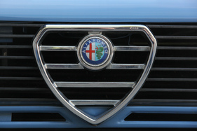 Alfa Romeo Giulietta 1.6 (1980) - das klassische Alfa-Zeichen wurde auch für die modernistische Giulietta beibehalten