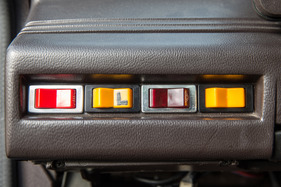 Alfa Romeo Giulietta 1.6 (1980) - zwei der vier Schalter betätigen Sirene und Blaulicht