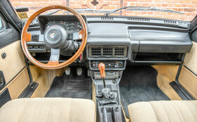 Alfa Romeo Giulietta Nuova 1,6 (1977) – Das Cockpit ist kein optischer Leckerbissen.