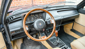 Alfa Romeo Giulietta Nuova 1,6 (1977) – Der klobige Pralltopf im Holzlenkrad wirkte Ende der Siebzigerjahre auch nicht gerade verkaufsfördernd.