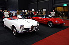 Bild: Alfa Romeo Giulietta Spider (1954) neben einem Alfa Romeo Spider 1750 Veloce – Classic Car Show Maastricht 2023