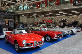 Alfa Romeo Giulietta Spider (1961) - angeboten für EUR 60'000 neben einem Fiat 1200 S OSI Spider von 1965 für EUR 29'500 - 42. Auto e Moto d'Epoca 2025