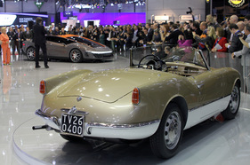Alfa Romeo Giulietta Spider Bertone (1955) - der neueste Entwurf kann es hinsichtlich Eleganz kaum mit dem Spider von 1955 aufnehmen - gesehen am Genfer Automobilsalon 2012 (1955)