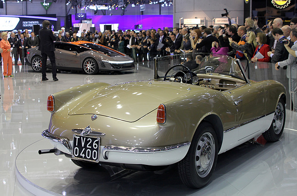 Alfa Romeo Giulietta Spider Bertone (1955) - der neueste Entwurf kann es hinsichtlich Eleganz kaum mit dem Spider von 1955 aufnehmen - gesehen am Genfer Automobilsalon 2012
