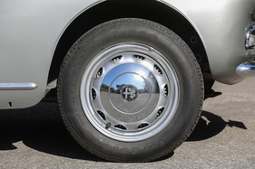 Alfa Romeo Giulietta Sprint (1957) - Stahlräder mit Radkappen