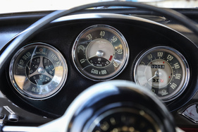 Alfa Romeo Giulietta Sprint (1957) - drei grosse Rundinstrumente, Drehzahlmesser im Zentrum