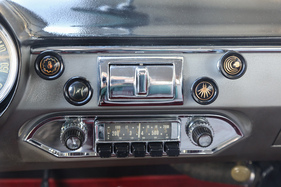 Alfa Romeo Giulietta Sprint (1957) - integriertes Radio und auch der Aschenbecher fehlt nicht