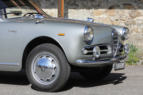 Alfa Romeo Giulietta Sprint (1957) - viel Chrom, schönes Kühlergesicht