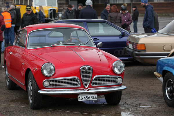 Bild: Alfa Romeo Giulietta Sprint (1958) - geparkt zwsichen deutlich jüngeren Autos - OSMT Zug am 5. Mai 2019