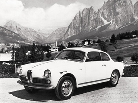 Alfa Romeo Giulietta Sprint Coupé (1961) – vor malerischer Bergkulisse