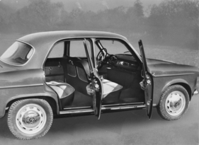 Alfa Romeo Giulietta TI (1958) - Innenraum für höhere Anspruche - Sitzbänke des TI sind mit einem eleganten Stoff mit Pied-de-poule-Polsterung nach Ideen einer italienischen Modeschöpferin überzogen (1958)