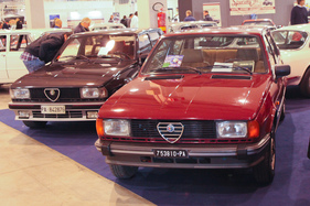 Alfa Romeo Giulietta Turbodelta (1984) - Rarität (links) mit 39'000 km auf dem Tacho und einem Preis von Euro 18'500 - Auto d'Epoca Padova 2015