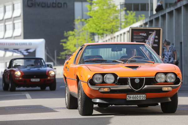 Alfa Romeo Montreal (1972) – blickt überrascht aus den aufgeklappten Scheinwerfern – Older Classics Mai 2024