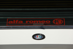 Alfa Romeo Montreal (1973) - Alfa-Schriftzug und Markenzeichen auf dem Heck