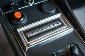 Alfa Romeo Montreal (1973) - Aschenbecher mit Typenschriftzug