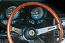 Alfa Romeo Montreal (1973) - extravagant aufgebautes Cockpit, aber klassisches Holzlenkrad (© Balz Schreier, 2015) Alfa Romeo Montreal (1973) - extravagant aufgebautes Cockpit, aber klassisches Holzlenkrad (© Balz Schreier, 2015)