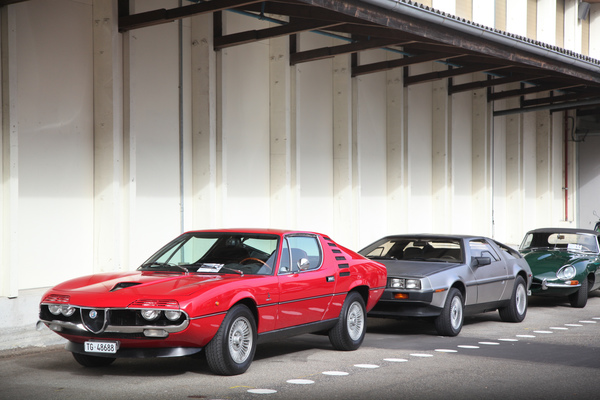 Alfa Romeo Montreal, DeLorean DMC 12 und Jaguar E-Type in der Arena - Oldtimermesse St. Gallen am 30. Oktober 2016