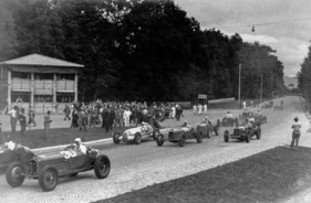 Alfa Romeo P3 (1935) - René Dreifus auf Alfa vor von Brauchitsch im Mercedes-Benz W 25 und Louis Chiron im Alfa Romeo