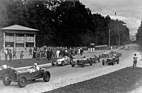 Alfa Romeo P3 (1935) - René Dreifus auf Alfa vor von Brauchitsch im Mercedes-Benz W 25 und Louis Chiron im Alfa Romeo