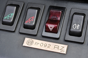 Alfa Romeo RZ (1993) - die Karosserie konnte vorne und hinten angehoben werden, jedes Examplar war nummeriert