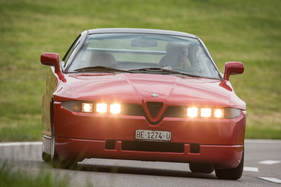 Alfa Romeo SZ (1990) - die sechs viereckigen Rechteckscheinwerfer unterscheiden ihn vom Rest der Autowelt