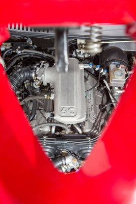 Alfa Romeo SZ (1990) - sei cilindri - schöner Motorenbau durch das Alfa-Scudetto gesehen