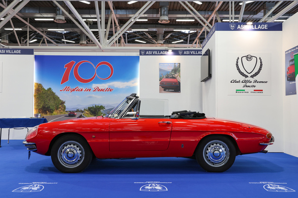 Alfa Romeo Spider 1600 (1967) - auf dem Stand des Duetto-Clubs - 42. Auto e Moto d'Epoca 2025