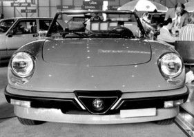 Alfa Romeo Spider (1983) - "modernisiert", das Alfa-Mäulchen wich einem Gummipuffer - am Genfer Automobilsalon von 1983