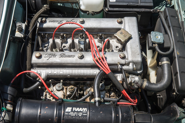 Alfa Romeo Spider 2.0 (1984) - 127 PS leistet der Motor mit seinen zwei Solex-Vergasern